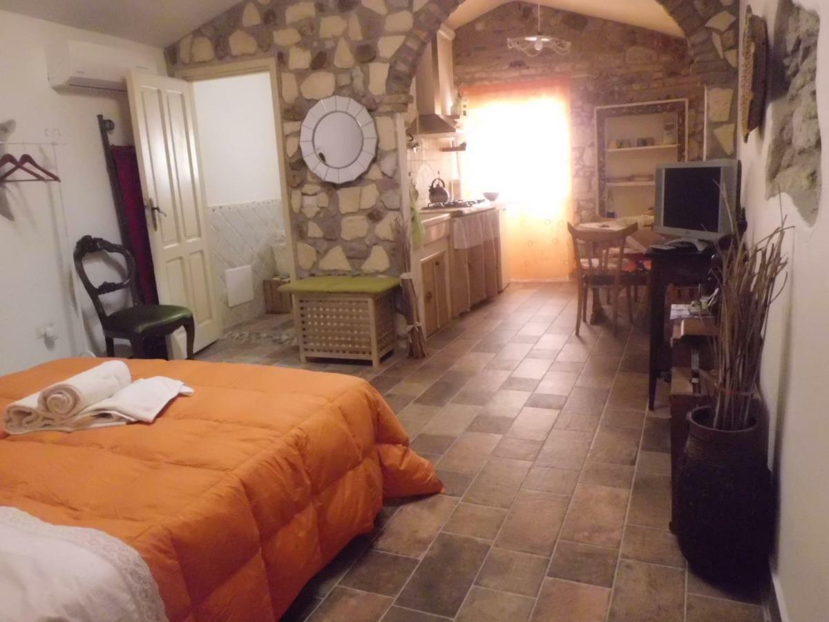 Agriturismo Su'E Lentu Bosa Bagian luar foto